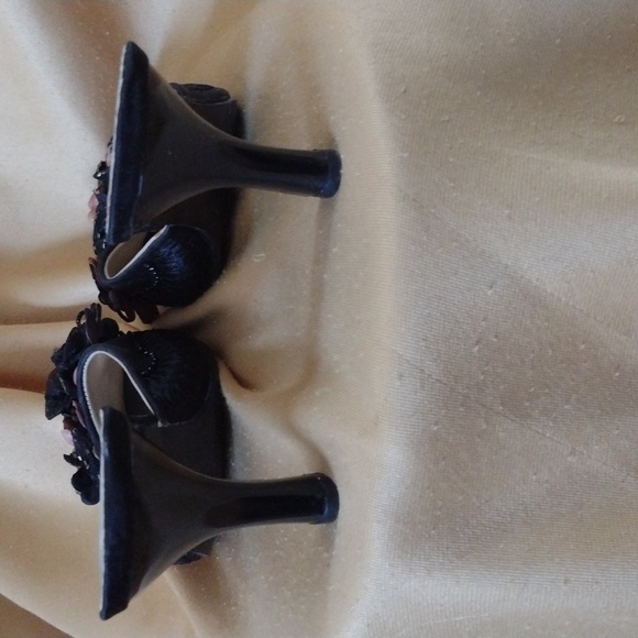 Black Kitten Heels with Floral Details 9 - Picture 5 of 5